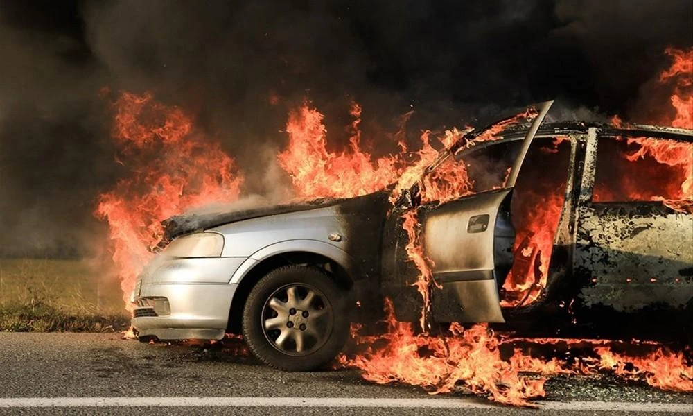 Ηράκλειο: Αυτοκίνητο πήρε φωτιά τη στιγμή που η οδηγός του το έβαλε μπροστά